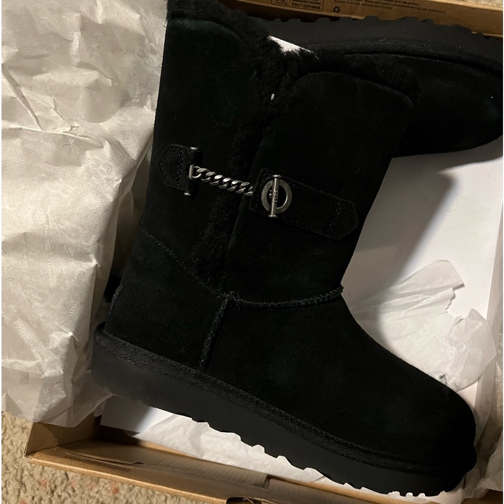 UGG Esteria Brand New size 6